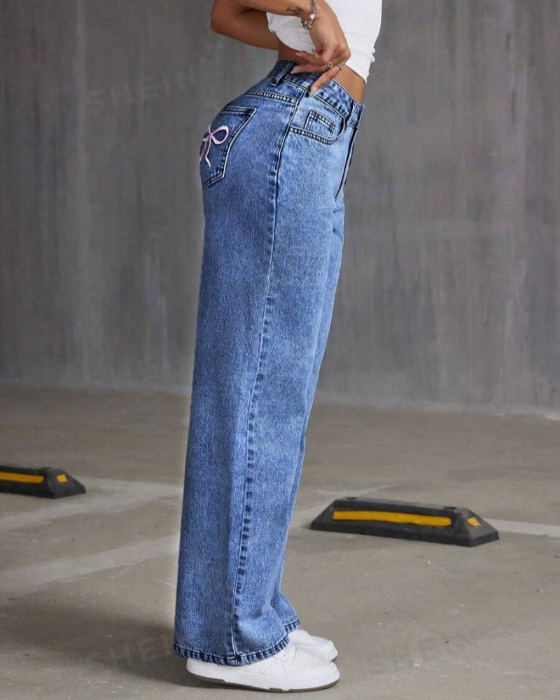 Lässige Verwaschene Jeans mit Weitem Bein und Bestickter Schleifentasche Passend zu Allen Outfits