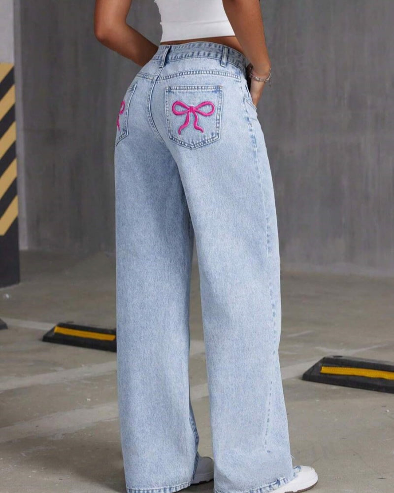 Lässige Verwaschene Jeans mit Weitem Bein und Bestickter Schleifentasche Passend zu Allen Outfits