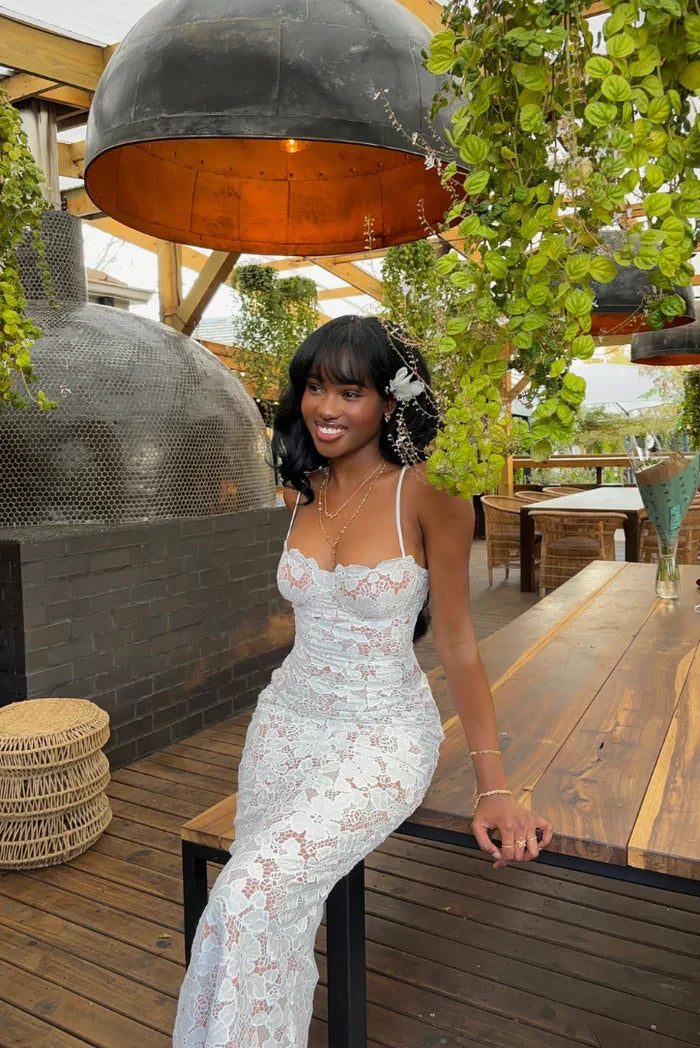 LAURA I ELEGANTES SPITZEN-MAXIKLEID