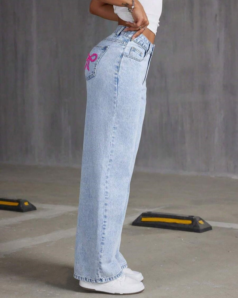 Lässige Verwaschene Jeans mit Weitem Bein und Bestickter Schleifentasche Passend zu Allen Outfits