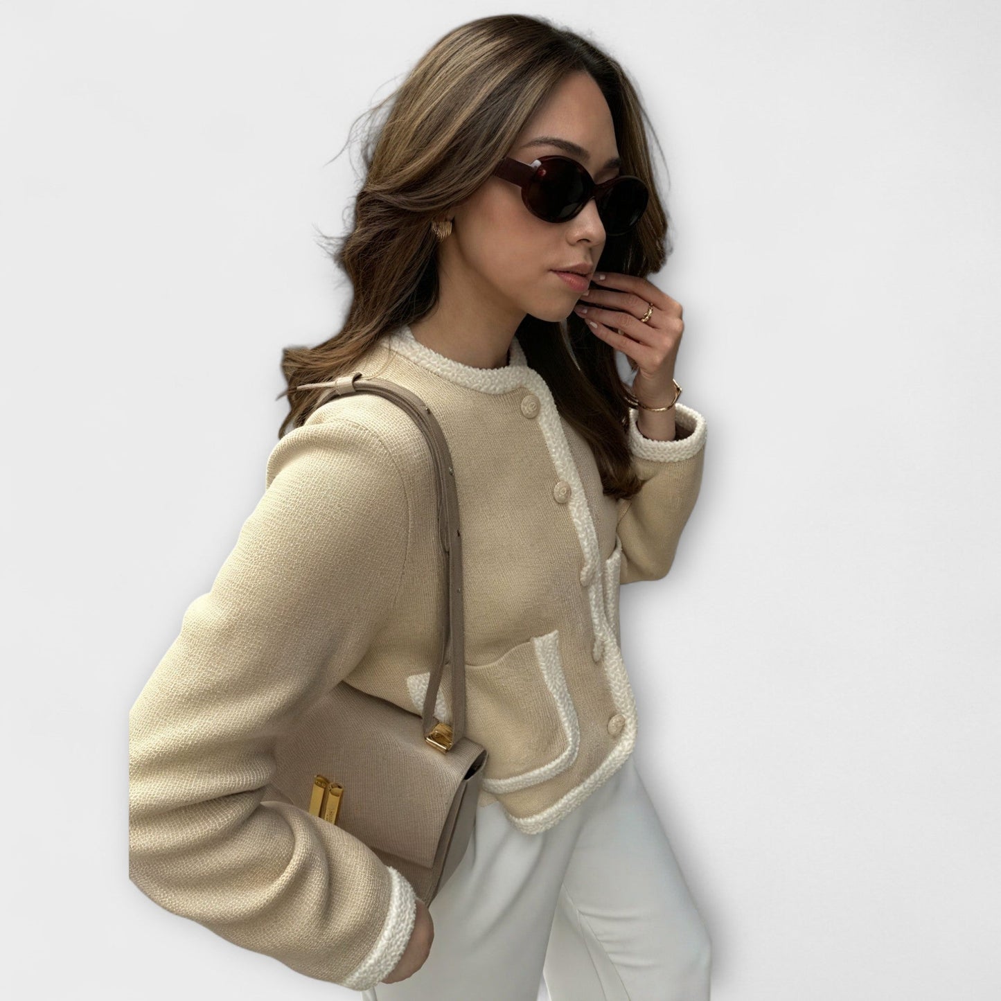 Klassische Strickjacke mit dekorativen Taschen