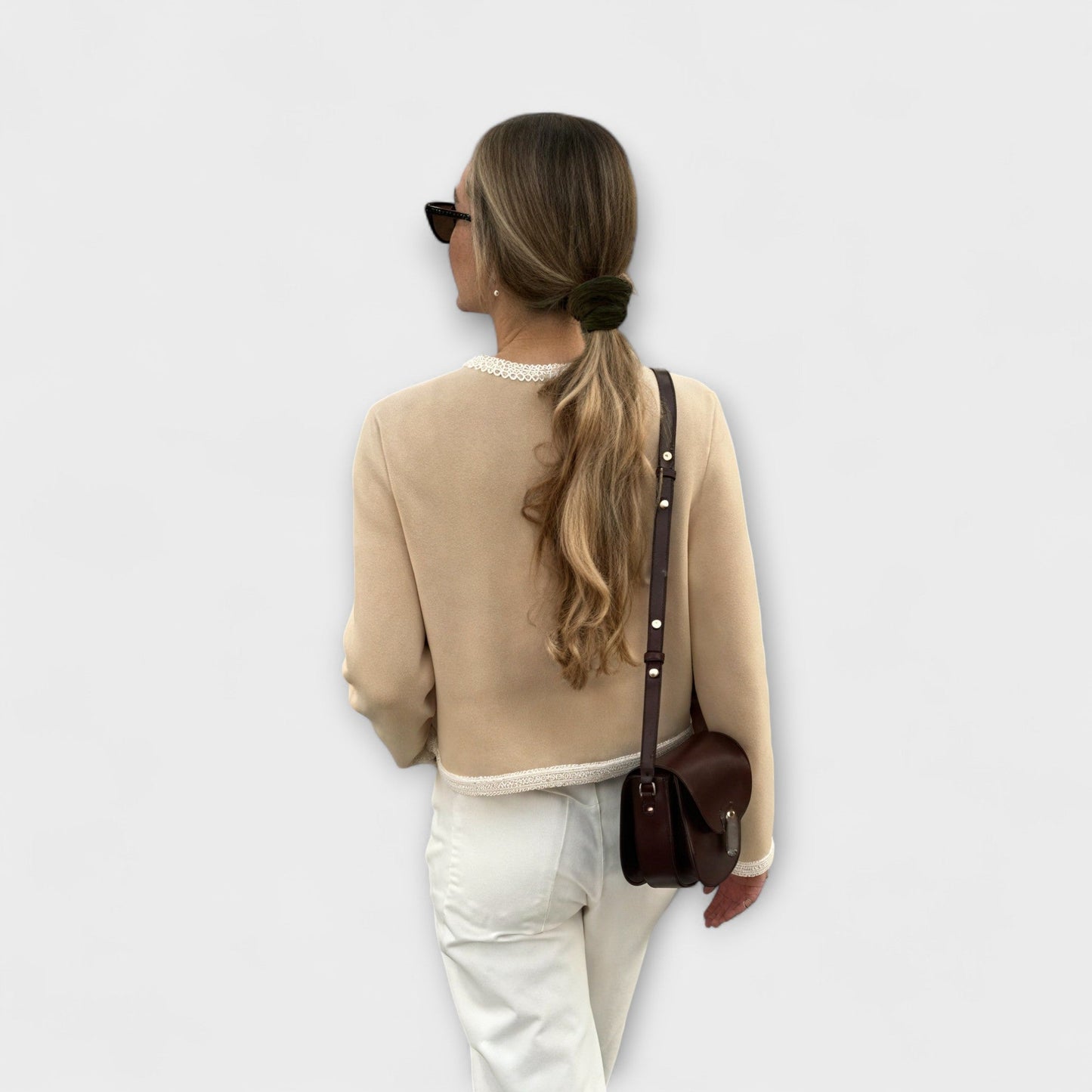 Klassische Strickjacke mit dekorativen Taschen