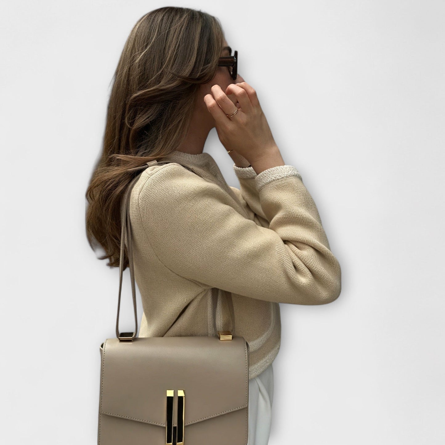 Klassische Strickjacke mit dekorativen Taschen