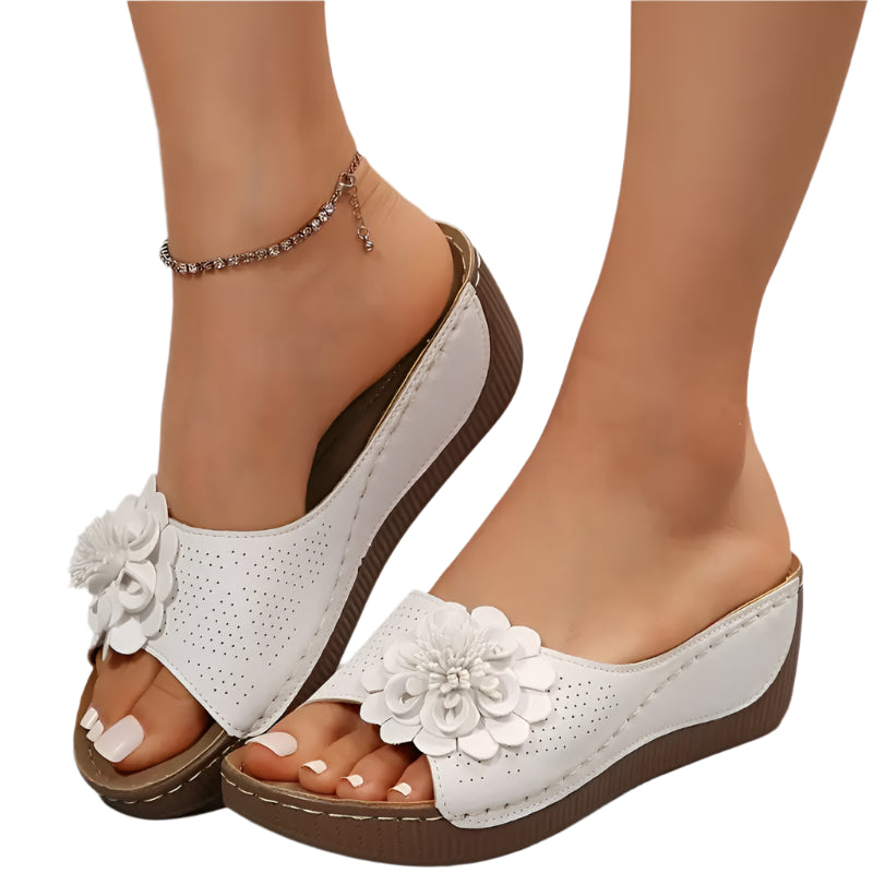 Nikita | Damen-Sandalen mit Blumenmuster und Keilabsatz